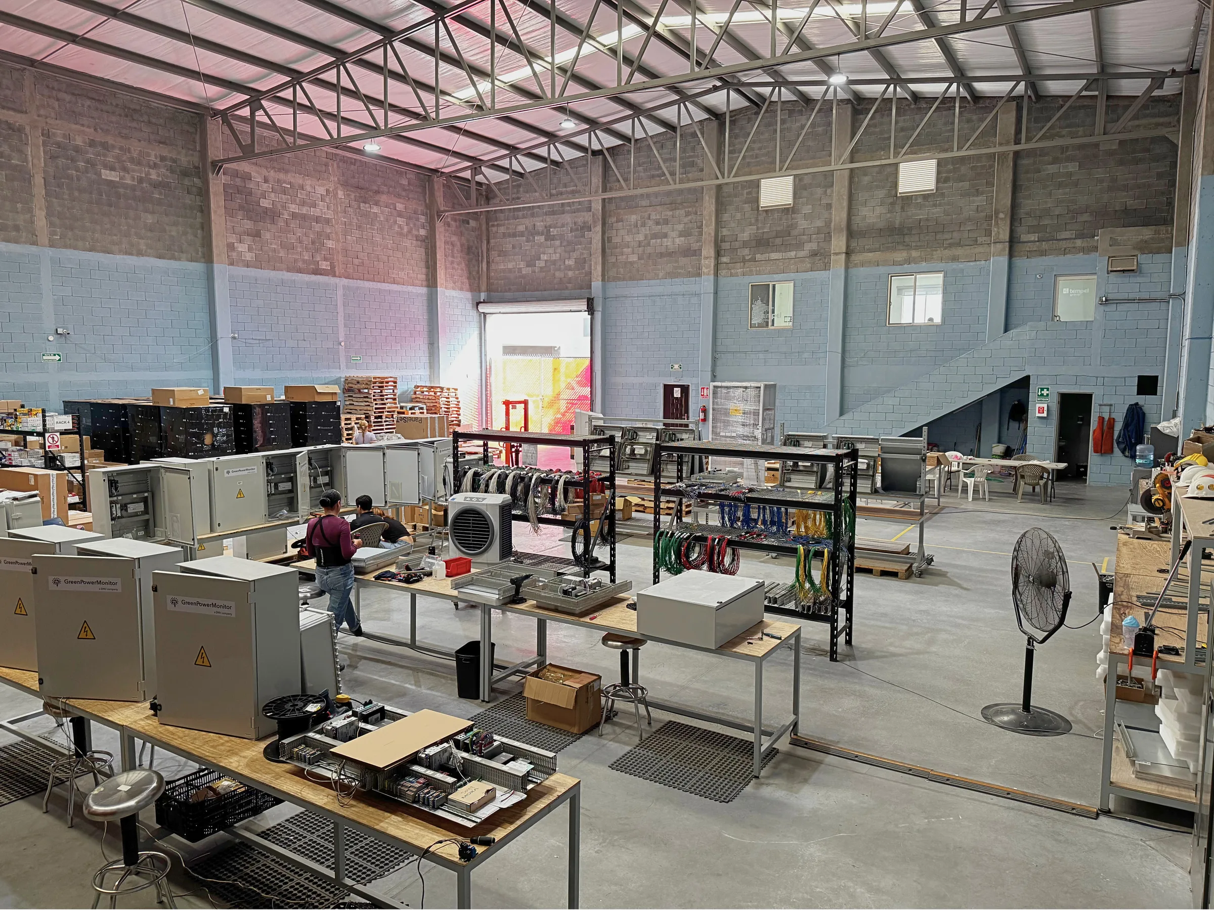 Estaciones de integración y gabinetes eléctricos en el centro de Monterrey